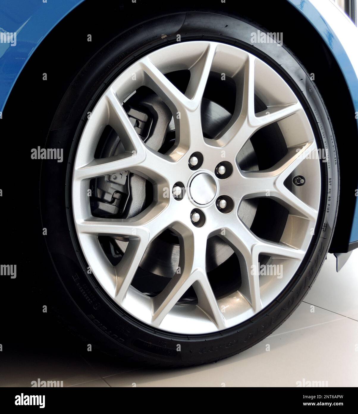 Flachprofil-Reifen auf Mehrspeichen-Felgenansicht für Sportfahrzeuge Stockfoto