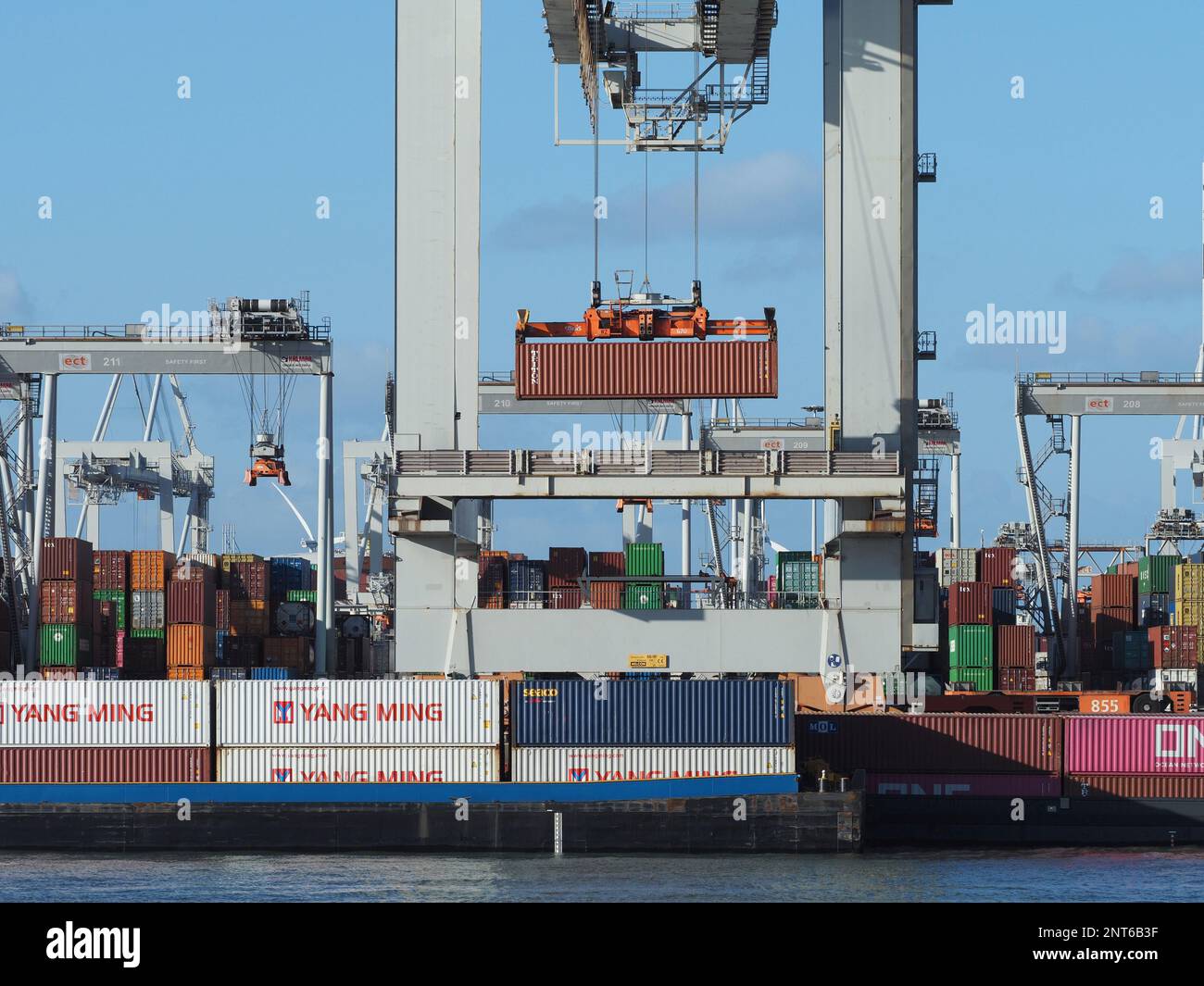 Verladung von Containern auf ein kleineres Schiff für den weiteren Inlandstransport am ECT-Containerterminal im Hafen von Rotterdam, Niederlande Stockfoto