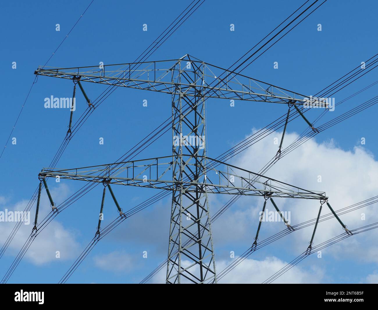 Hochspannungsleitungen Mastturm im Hafengebiet von Rotterdam, Niederlande Stockfoto