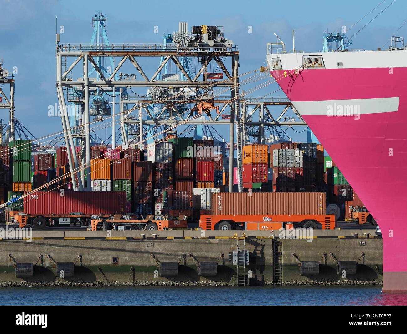 Die Containerterminals im Hafen von Rotterdam sind fast vollständig robotisiert. Container werden mit Roboterkränen und speziellen fahrerlosen Unman bewegt Stockfoto