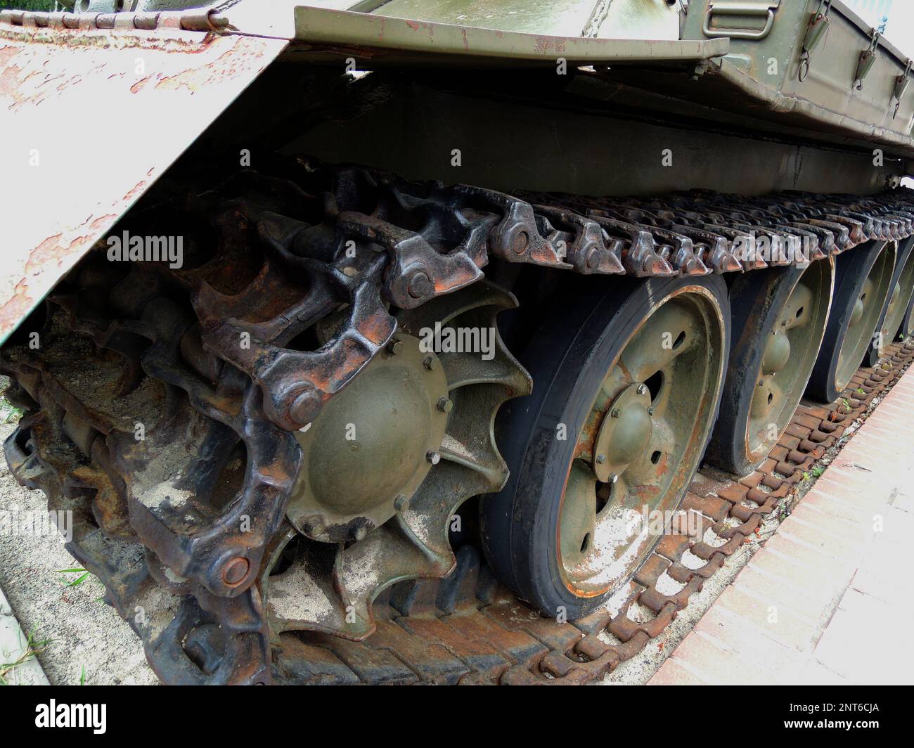 Das Fahrgestell eines alten Kampfpanzers, der lange Zeit nicht benutzt wurde Stockfoto