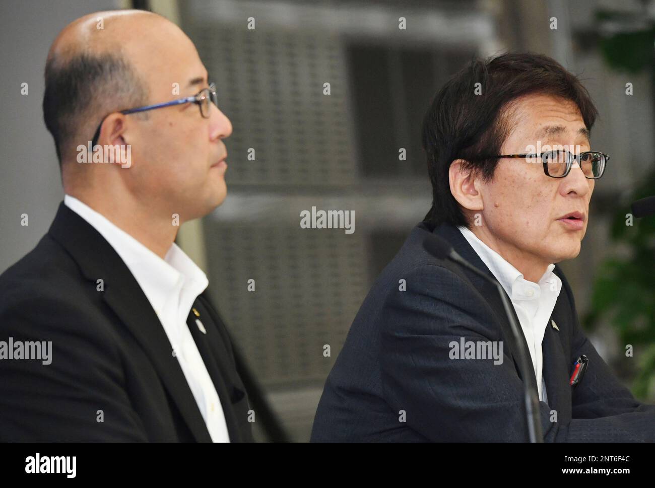 Toyota Motor Co.'s Executive Vice President Moritaka Yoshida (R) and Operating officer Kenta Kon attend a press conference to announce its Moritaka Yoshida Moritaka Yoshida in Tokyo on August 2, 2019. ( The Yomiuri Shimbun via AP Images ) Stockfoto