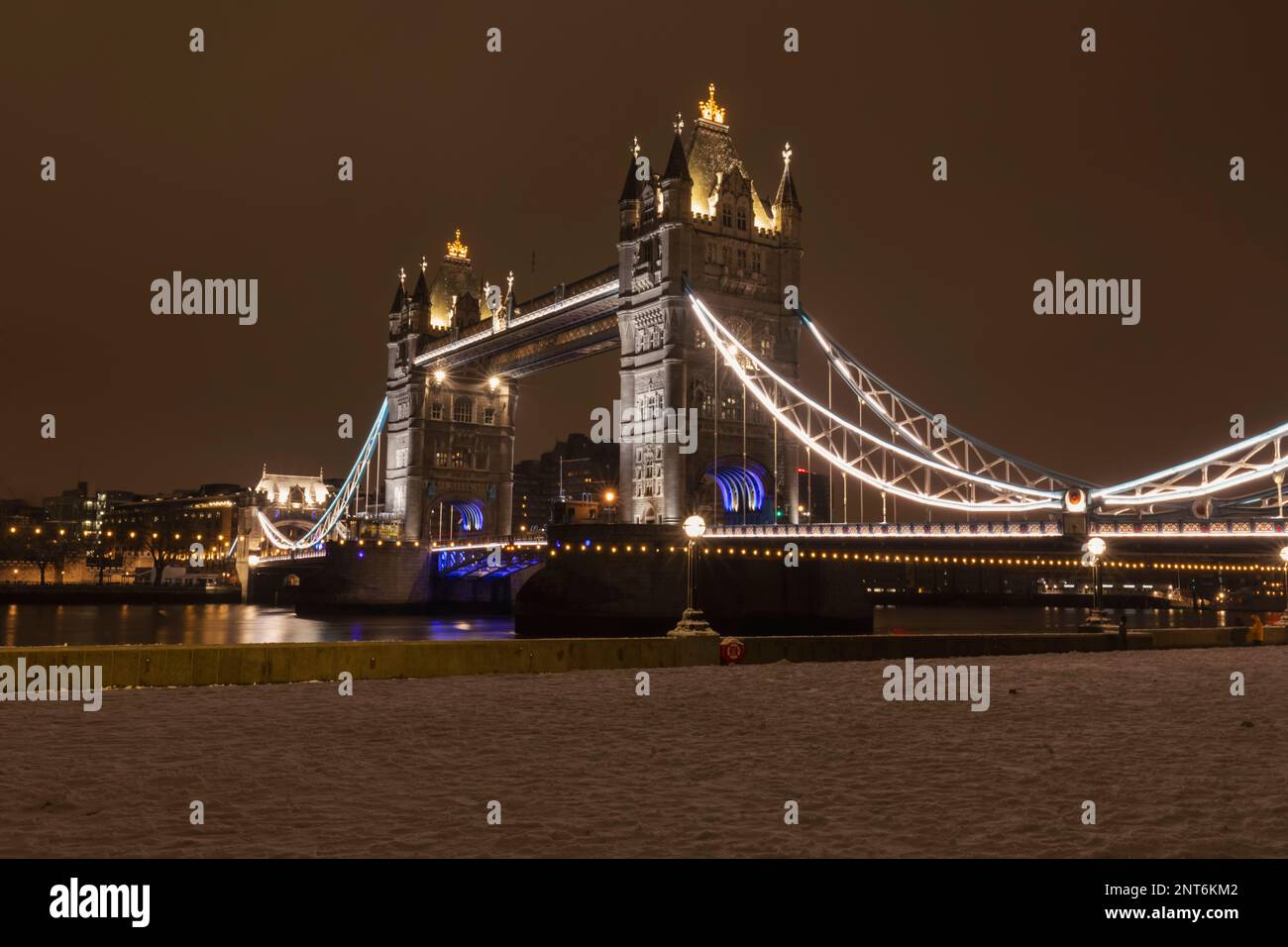England, London, Tower Bridge und Schnee mit der Themse Stockfoto