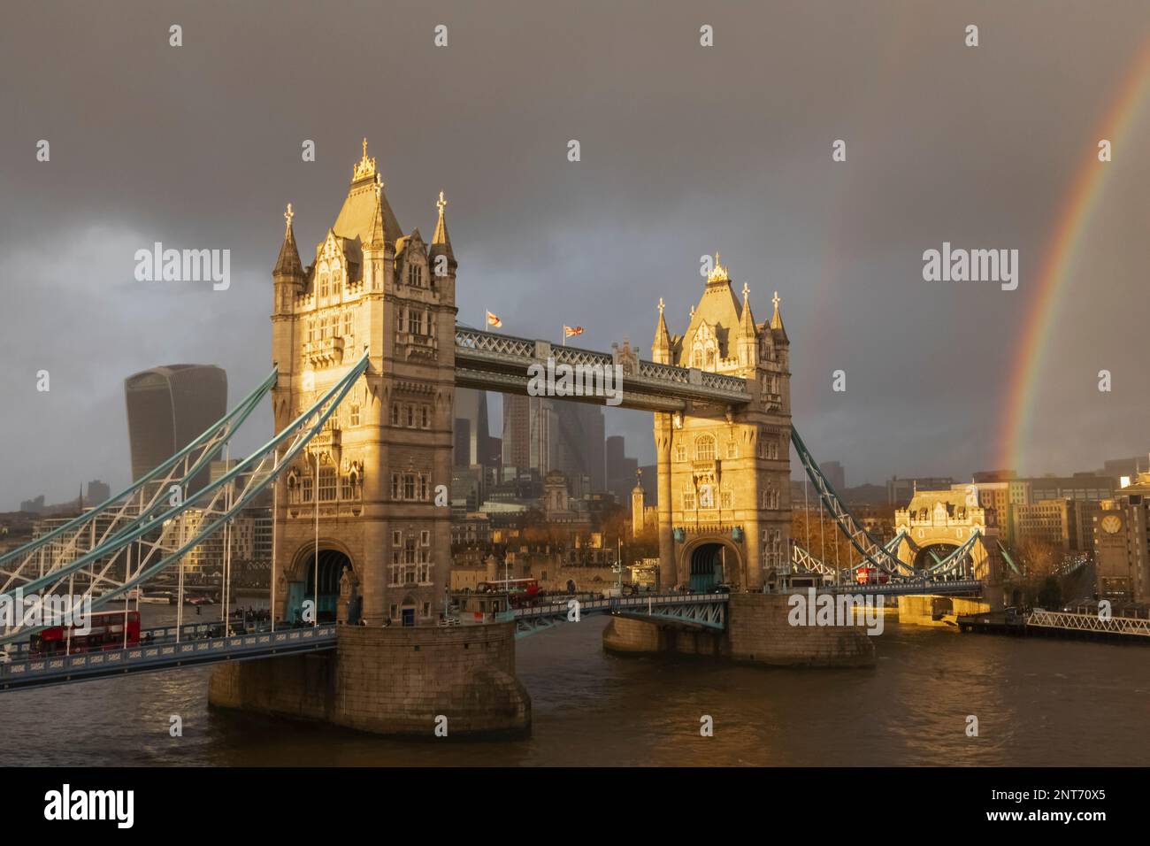 England, London, Winterblick auf Tower Bridge und Regenbogen Stockfoto