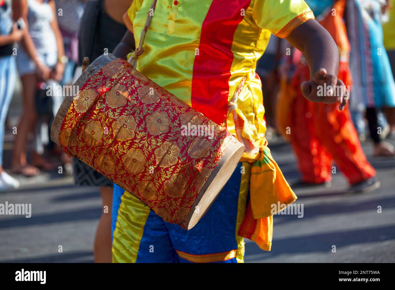 Perkussionist spielt mit einem Dhol während des Karnevals des Großen Boucan. Stockfoto