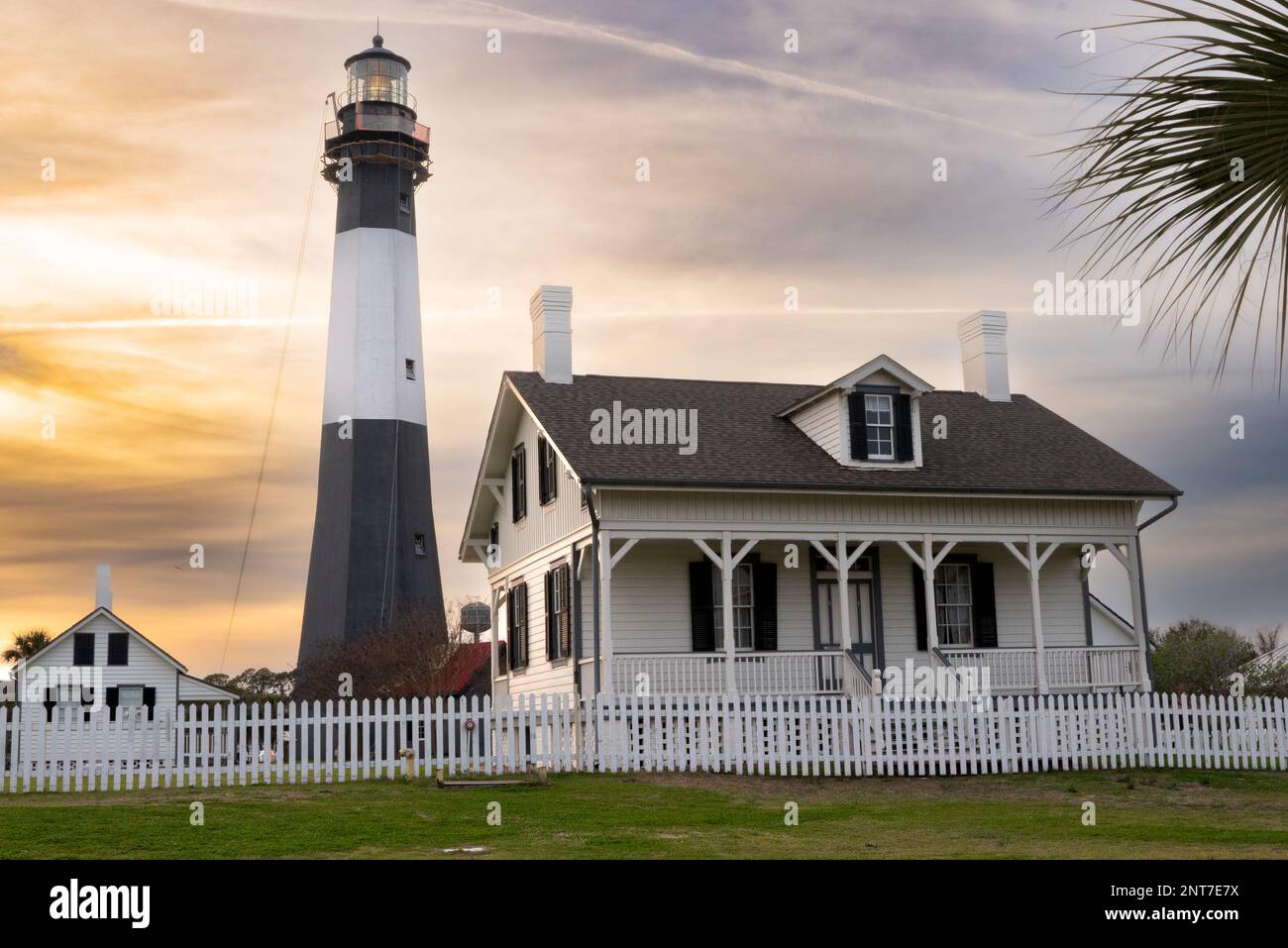Sonnenuntergang über dem historischen Leuchtturm von Tybee Island von Tybee Island Georgia Stockfoto