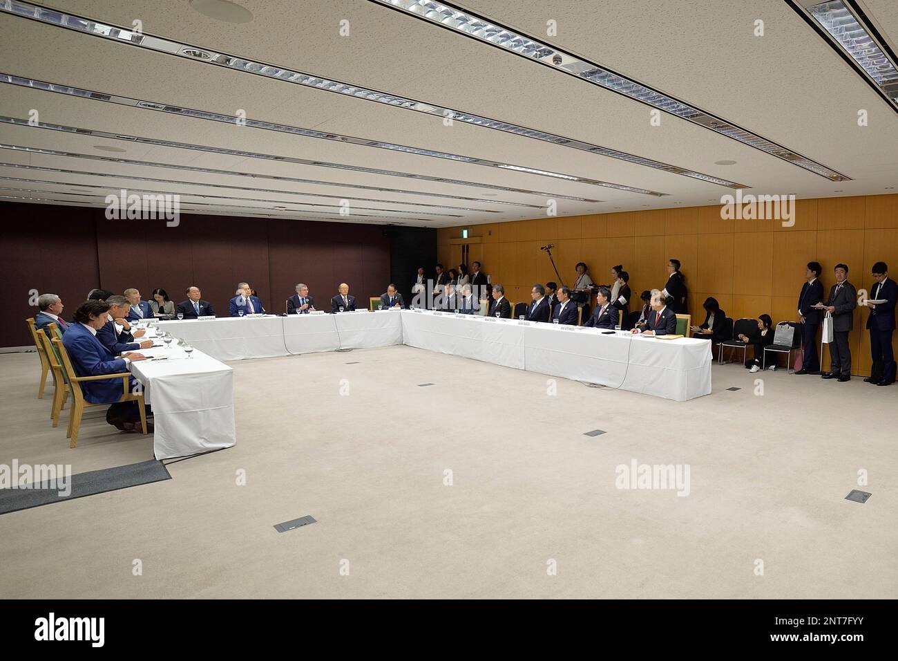 International Olympic Committee (IOC) President Thomas Bach, center right, and Tokyo 2020 President Yoshiro Mori, center left, attend a round-table discussion in Tokyo Wednesday, July 24, 2019. Fans, sponsors and politicians celebrated the day around the Japanese capital, displaying placards and clocks showing 365 days to go until the opening ceremony on July 24, 2020. (David Mareuil/Pool Photo via AP) Stockfoto