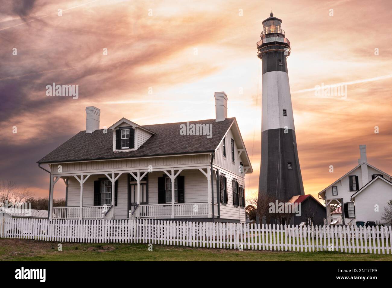 Sonnenuntergang über dem historischen Leuchtturm von Tybee Island von Tybee Island Georgia Stockfoto