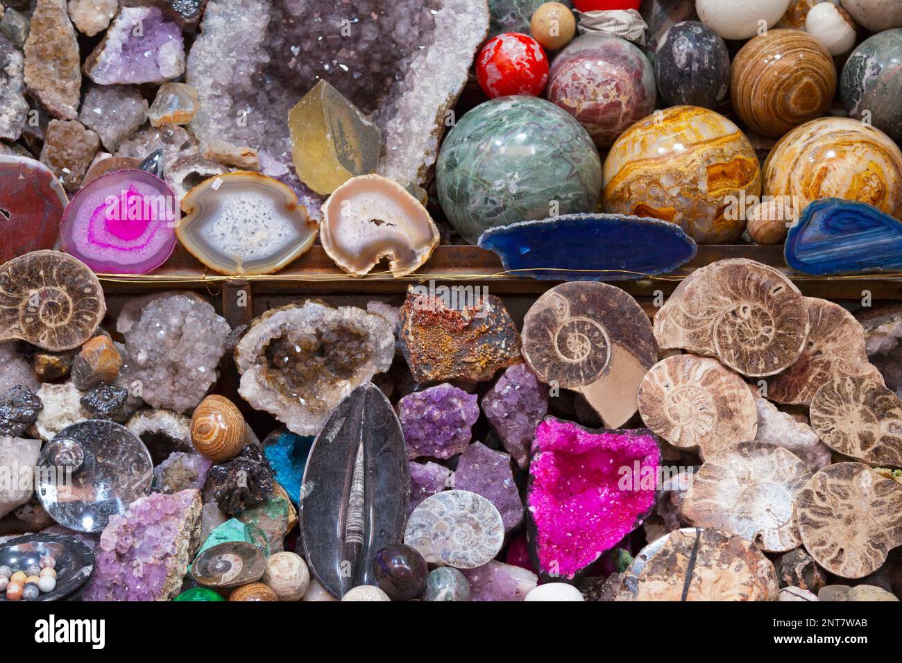 Verschiedene Mineralien werden im Souk von Marrakesch in Marokko ausgestellt. Stockfoto