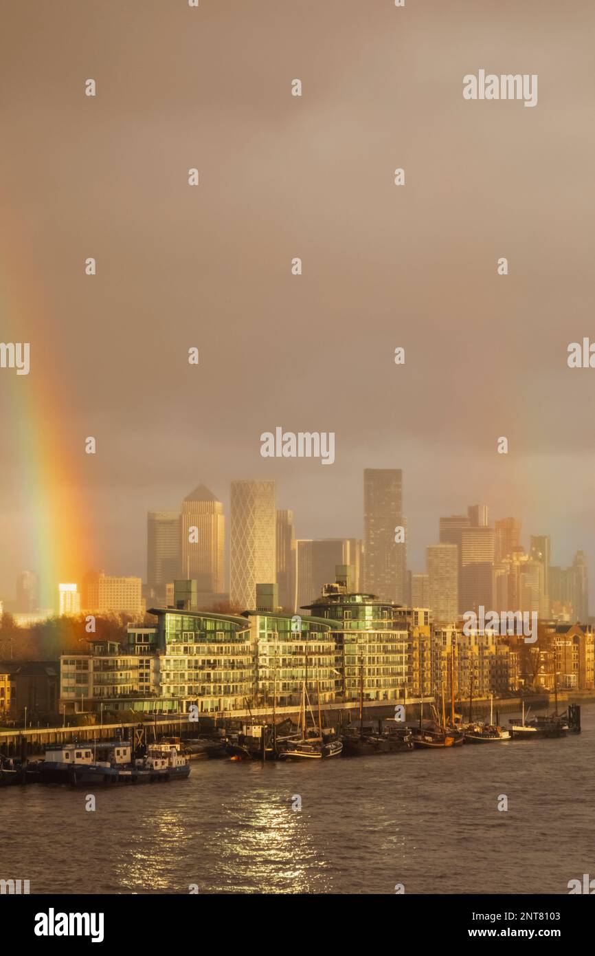 England, London, Docklands, Canary Wharf Skyline und Rainbow Stockfoto