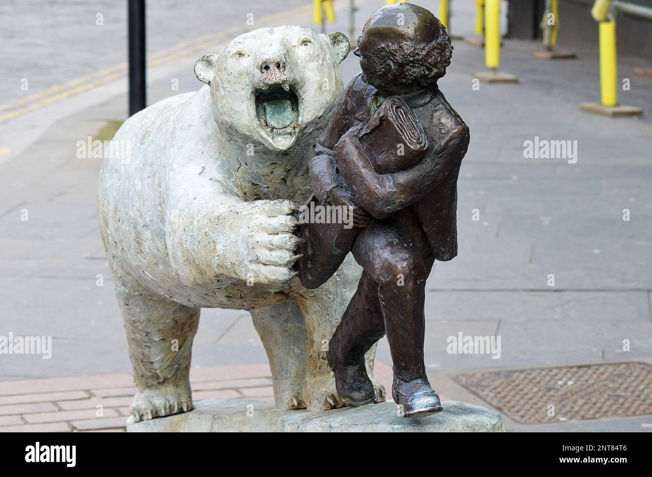 DUNDEE, SCHOTTLAND - 26. FEBRUAR 2023: Eine Statue in der High Street von David Annand erinnert an die Flucht eines Eisbären in der Stadt im Jahr 1878 Stockfoto