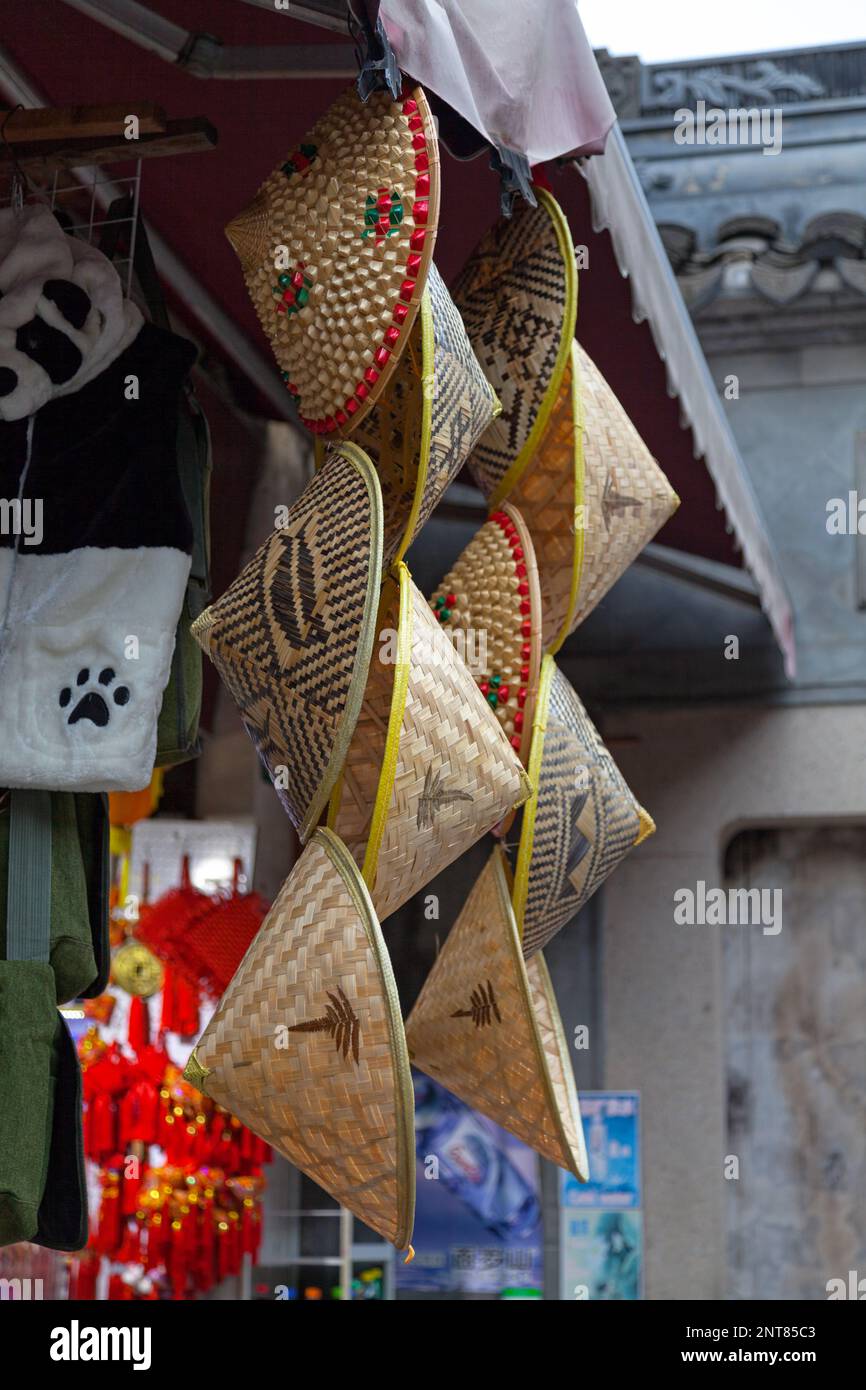 Konische Strohhüte zum Verkauf in einem Kaufhaus auf dem Yuyuan-Markt in Shanghai, China. Stockfoto