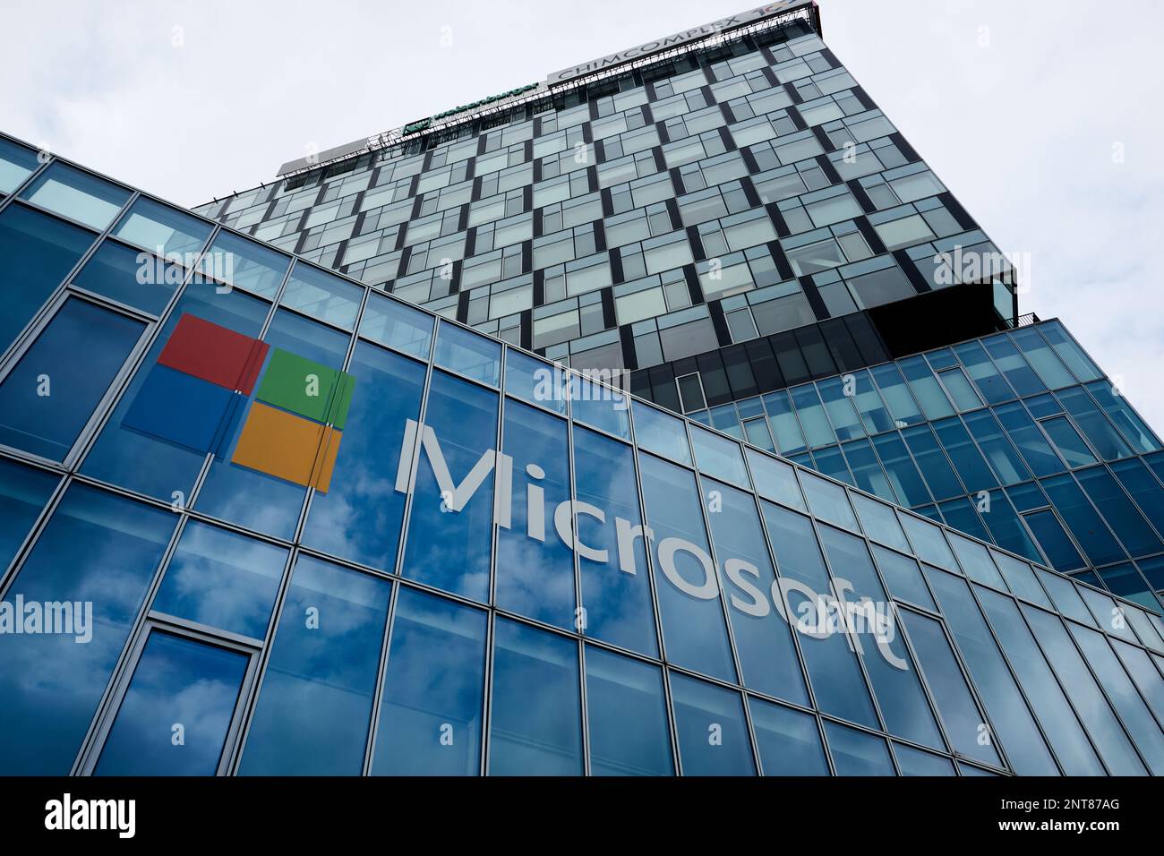 Bukarest, Rumänien - 23. Februar 2023: Blick auf die Hauptniederlassung von Microsoft Rumänien in City Gate Towers auf dem Platz der freien Presse in Bukarest, Romani Stockfoto