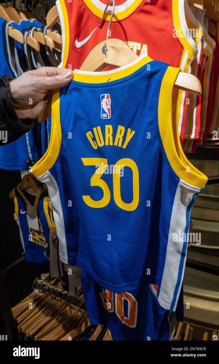 Markenartikel im NBA-Flagship Store auf der 545 Fifth Avenue, New York City, USA 2023 Stockfoto