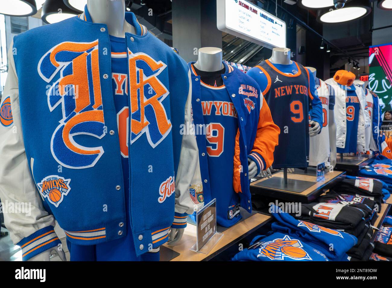 Markenartikel im NBA-Flagship Store auf der 545 Fifth Avenue, New York City, USA 2023 Stockfoto