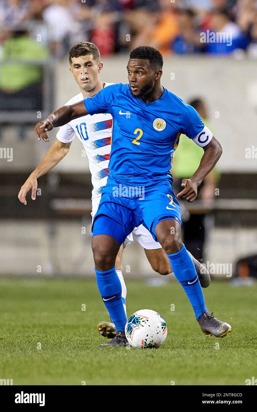 PHILADELPHIA, PA - JUNE 30: Curacao defender Cuco Martina (2) battles with United States midfielder Christian Pulisic (10) in game action during the CONCACAF Gold Cup Quarterfinal match between Curacao and The United States on June 30, 2019 at Lincoln Financial Field in Philadelphia, PA. (Photo by Robin Alam/Icon Sportswire) (Icon Sportswire via AP Images) Stockfoto
