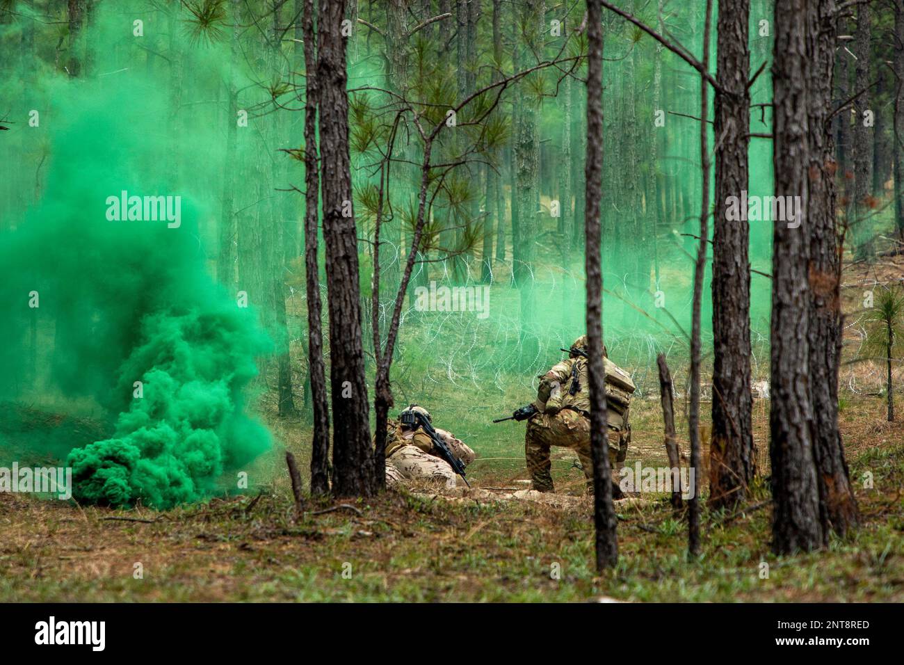 Fort Polk, Louisiana, USA. 22. Februar 2023. Ingenieure vom 11. Bergbataillon der Vereinigten Arabischen Emirate, USA Army 2. Brigade Combat Team, 10. Mountain Division und die 3. Security Force Assistance Brigade brechen während einer Feuerübung ein Hindernis während der Teilnahme an Joint Readiness Training Center Rotation 23-04, Februar. 22, 2023. Soldaten aus den Vereinigten Arabischen Emiraten vom 11. Bergregion nehmen an der Ausbildung Teil, zusammen mit den USA Soldaten der 2. Brigaden-Kampfeinheit, der 10. Bergdivision und der 3. Sicherheitseinsatzbrigade. Stockfoto