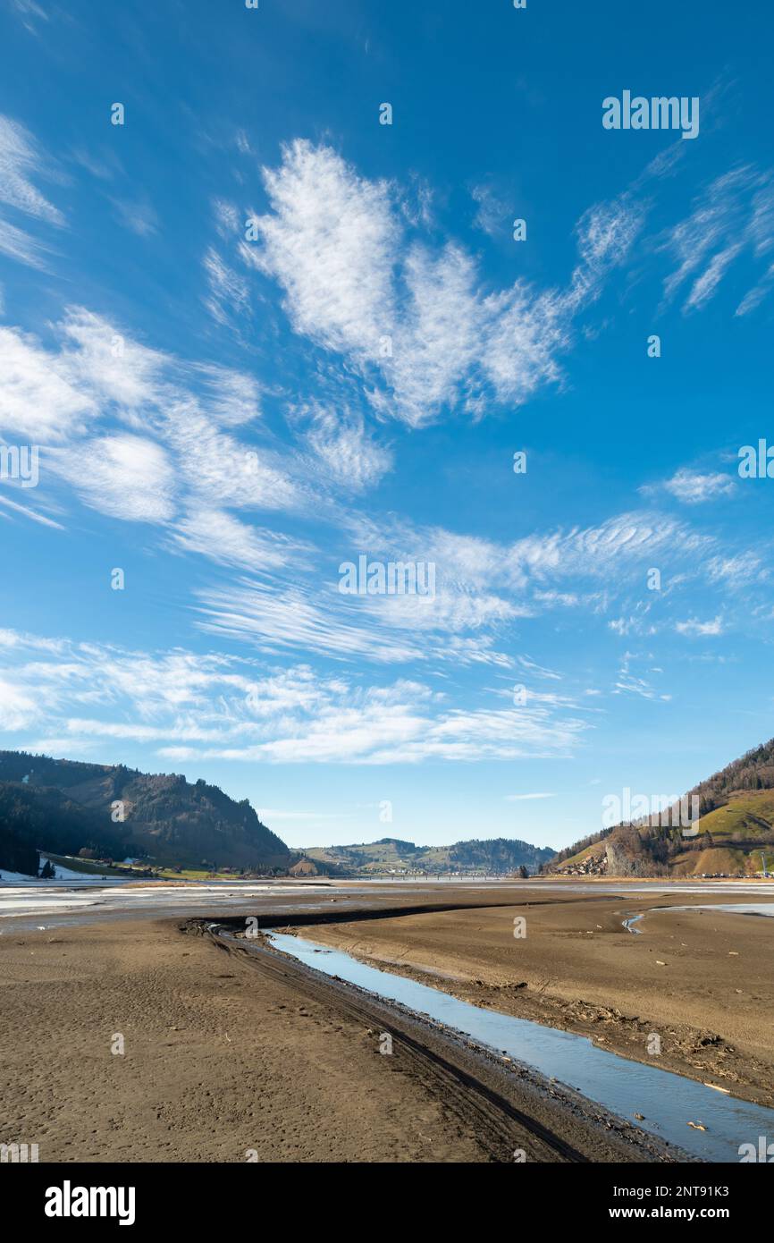 Einsiedeln Gegend, Kanton Schwyz, Schweiz, 20. Februar 2023 interessante Wolkenformen am Himmel an einem sonnigen Tag Stockfoto