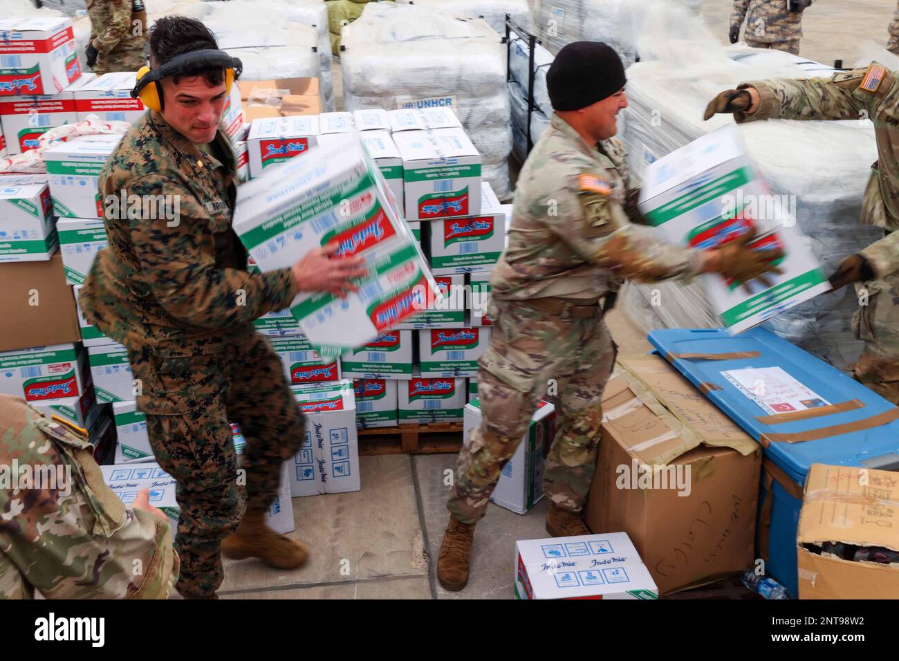 Luftwaffenstützpunkt Incirlik, Türkei. 19. Februar 2023. USA Marine, der Task Force 61/2 (TF 61/2) zugewiesen, unterstützt türkisches Militärmitglied beim Verladen von Hilfsgütern in die USA Army CH-47 Chinook Helikopter am Incirlik Luftwaffenstützpunkt, Türkei, Februar. 20, 2023. 1AD CAB bietet eine dynamische Hubkapazität zur direkten Unterstützung der Hilfsmaßnahmen der USAID und der Türkei. 1AD CAB ist eine von mehreren US-Militäreinheiten, die TF 61/2 unterstützen und unter US-amerikanischer Führung tätig sind Sechste Flotte, USA Marine Forces Europe (NAVEUR) und USA Europäische Befehlshaber sind Teil der internationalen türkischen Katastrophenhilfe. (Kreditbild: © USA Marines/ZUMA Press W Stockfoto