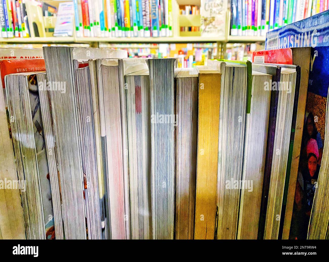 Bibliotheksbücher, die auf einem Regal gestapelt sind Stockfoto