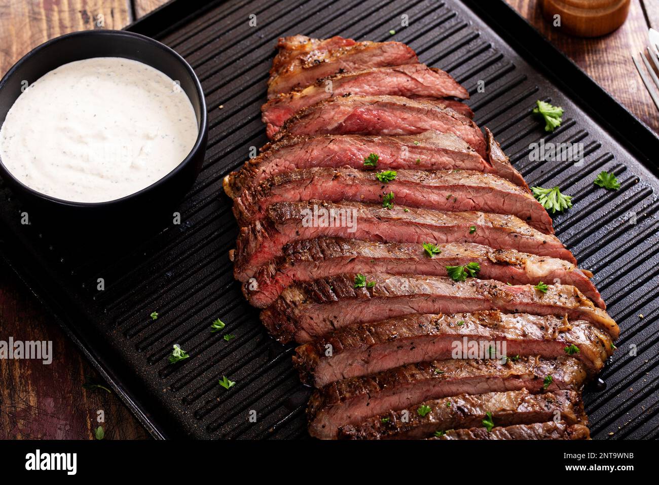 Flankensteak auf einem Grill mit Meerrettichsauce in einem Zimt Stockfoto