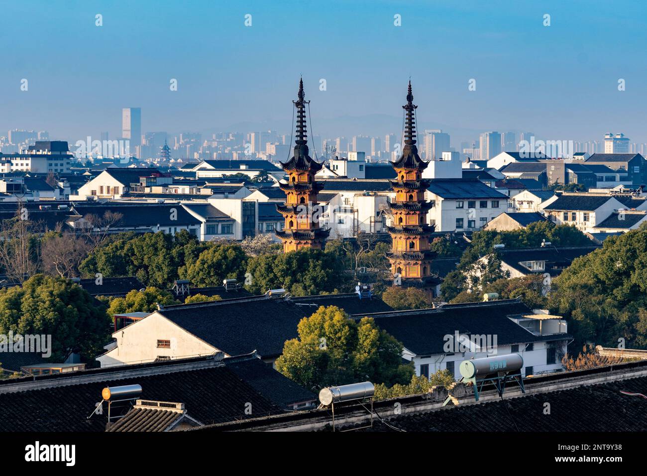 SUZHOU, CHINA - 28. FEBRUAR 2023 - Foto vom 28. Februar 2023 zeigt Doppeltürme im Bezirk Gusu in Suzhou, ostchinesischer Provinz Jiangsu. Stockfoto