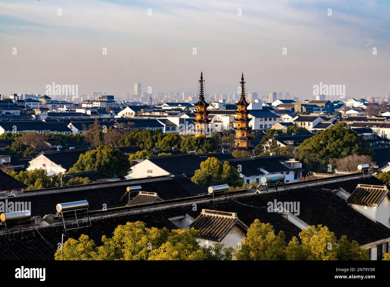 SUZHOU, CHINA - 28. FEBRUAR 2023 - Foto vom 28. Februar 2023 zeigt Doppeltürme im Bezirk Gusu in Suzhou, ostchinesischer Provinz Jiangsu. Stockfoto