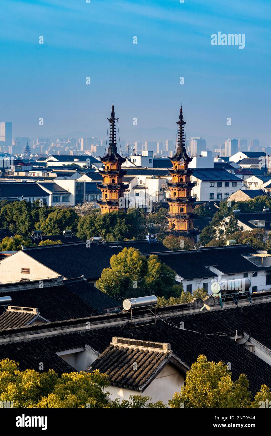 SUZHOU, CHINA - 28. FEBRUAR 2023 - Foto vom 28. Februar 2023 zeigt Doppeltürme im Bezirk Gusu in Suzhou, ostchinesischer Provinz Jiangsu. Stockfoto