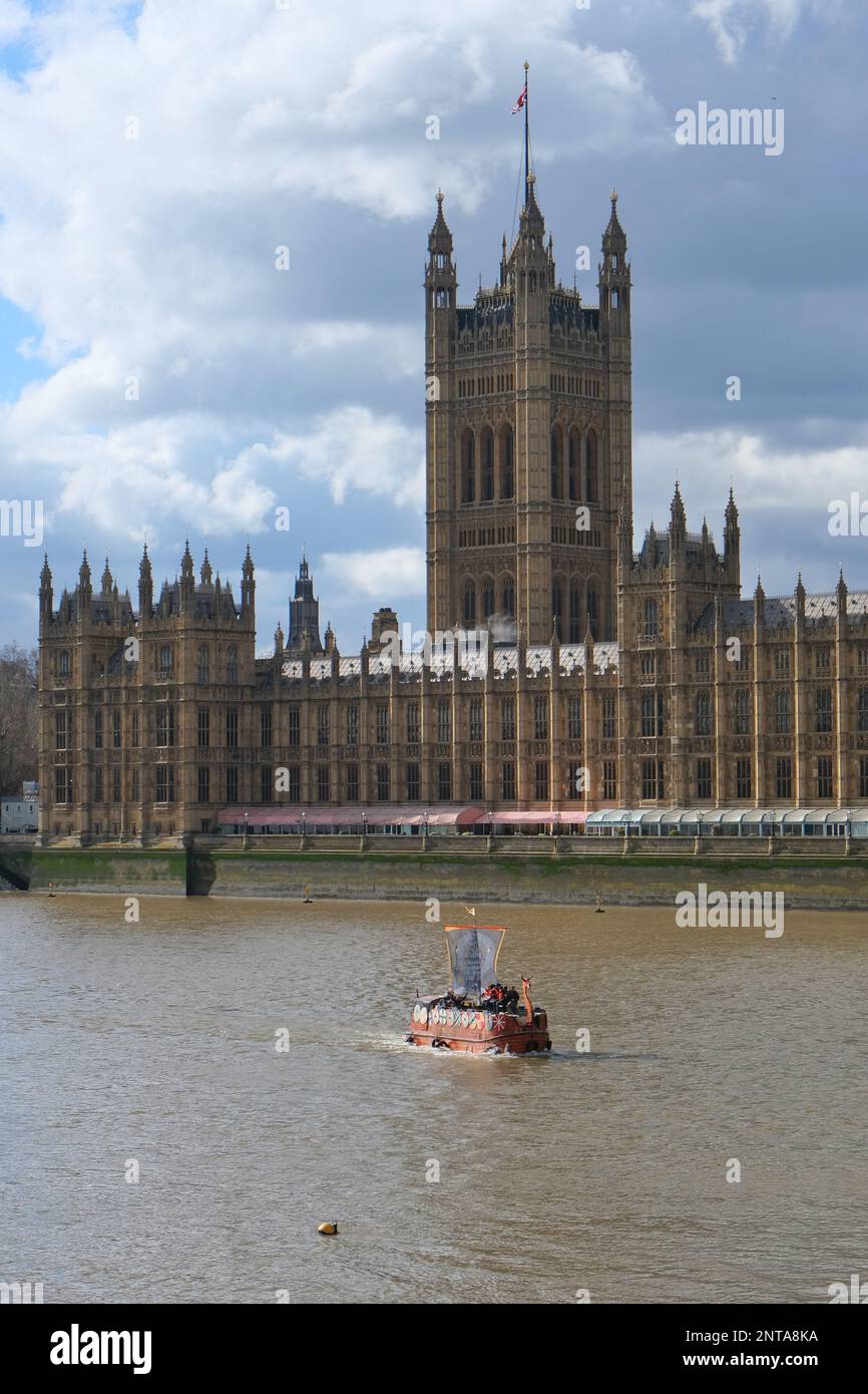 London, Großbritannien. Ein Wikingerlanglaufboot fährt an den Houses of Parliament vorbei, um gegen die Wasserverschmutzung in den Flüssen und Meeren des Vereinigten Königreichs zu protestieren. Stockfoto