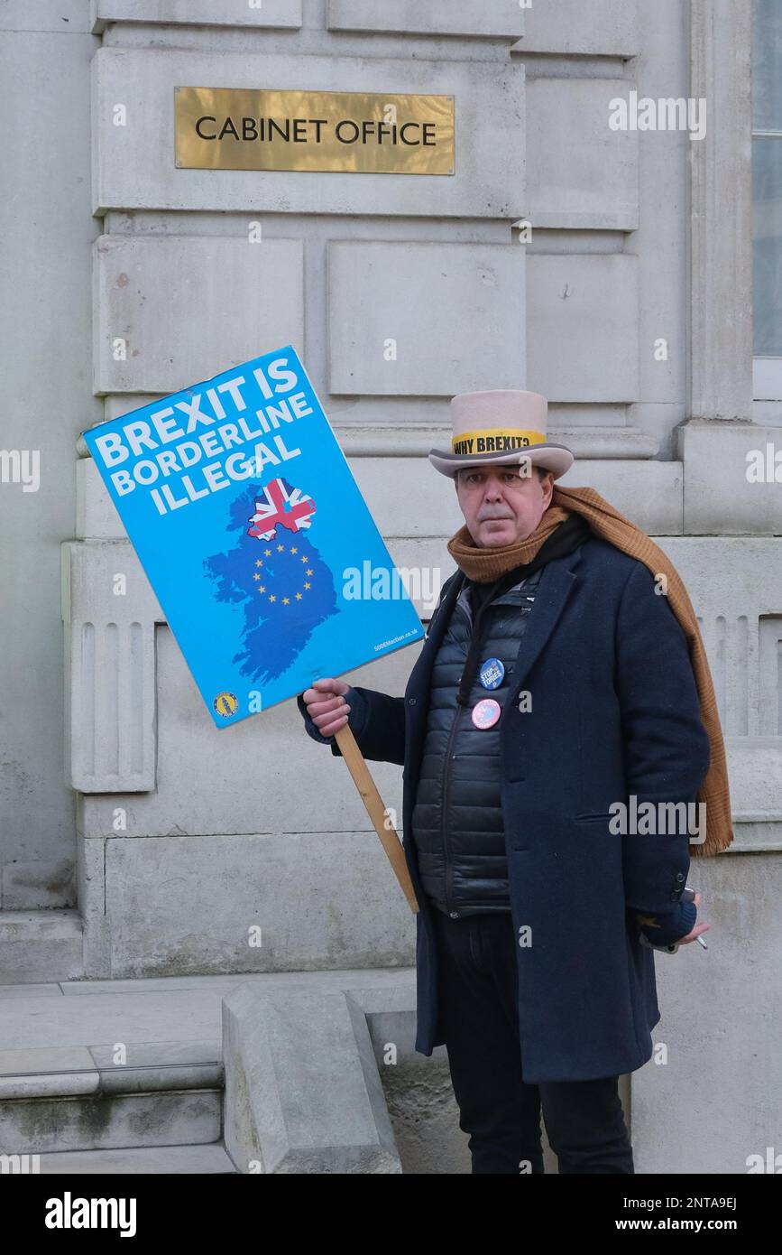 London, Großbritannien. An dem Tag, an dem die Regierung und die EU eine Einigung über das Nordirland-Protokoll erzielen, stehen Demonstranten gegen den Brexit SODEM in Whitehall. Stockfoto