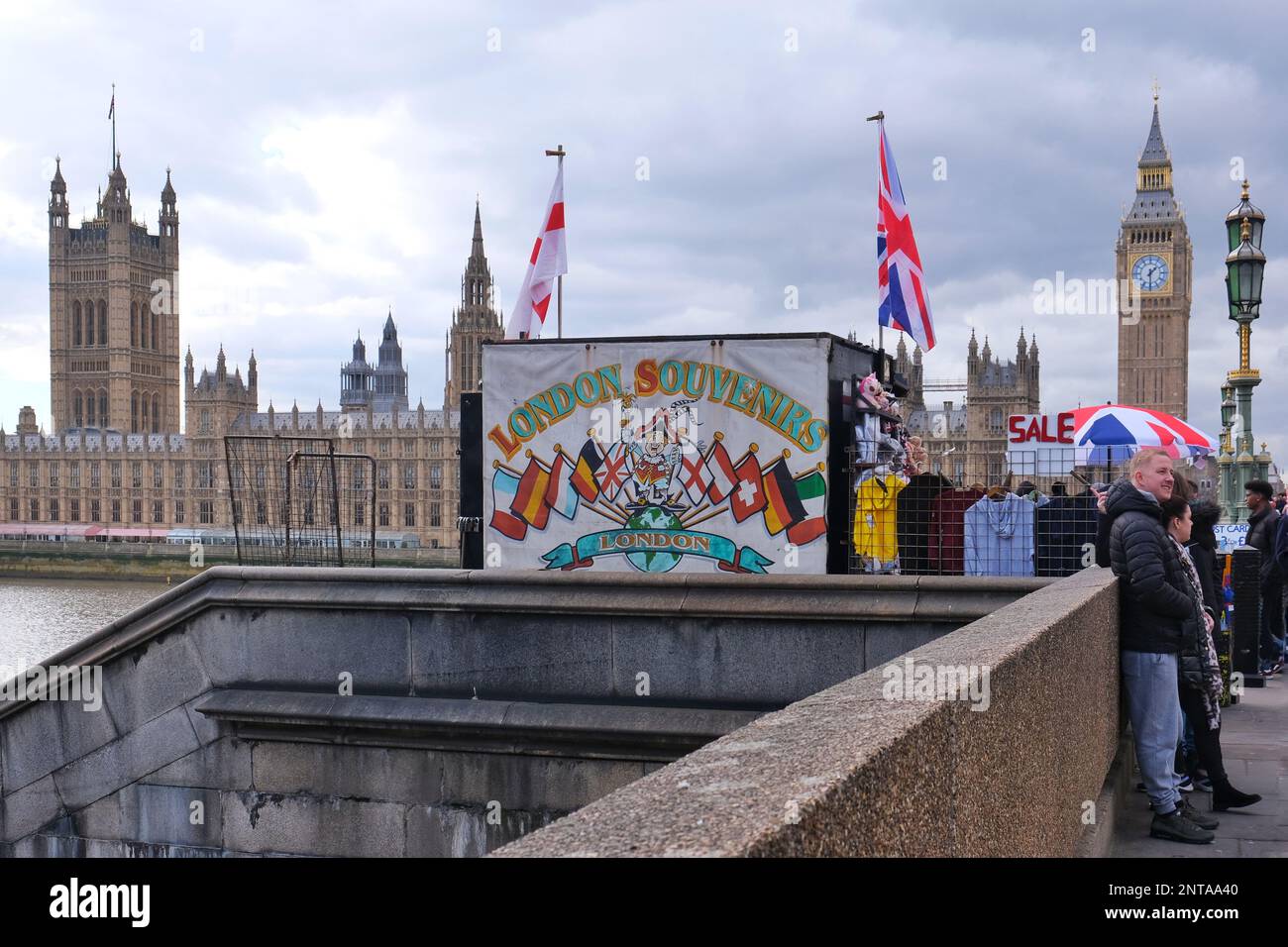 London, Großbritannien. Ein Souvenirstand für Touristen auf der Westminster Bridge mit den Parlamentshäusern im Hintergrund. Stockfoto