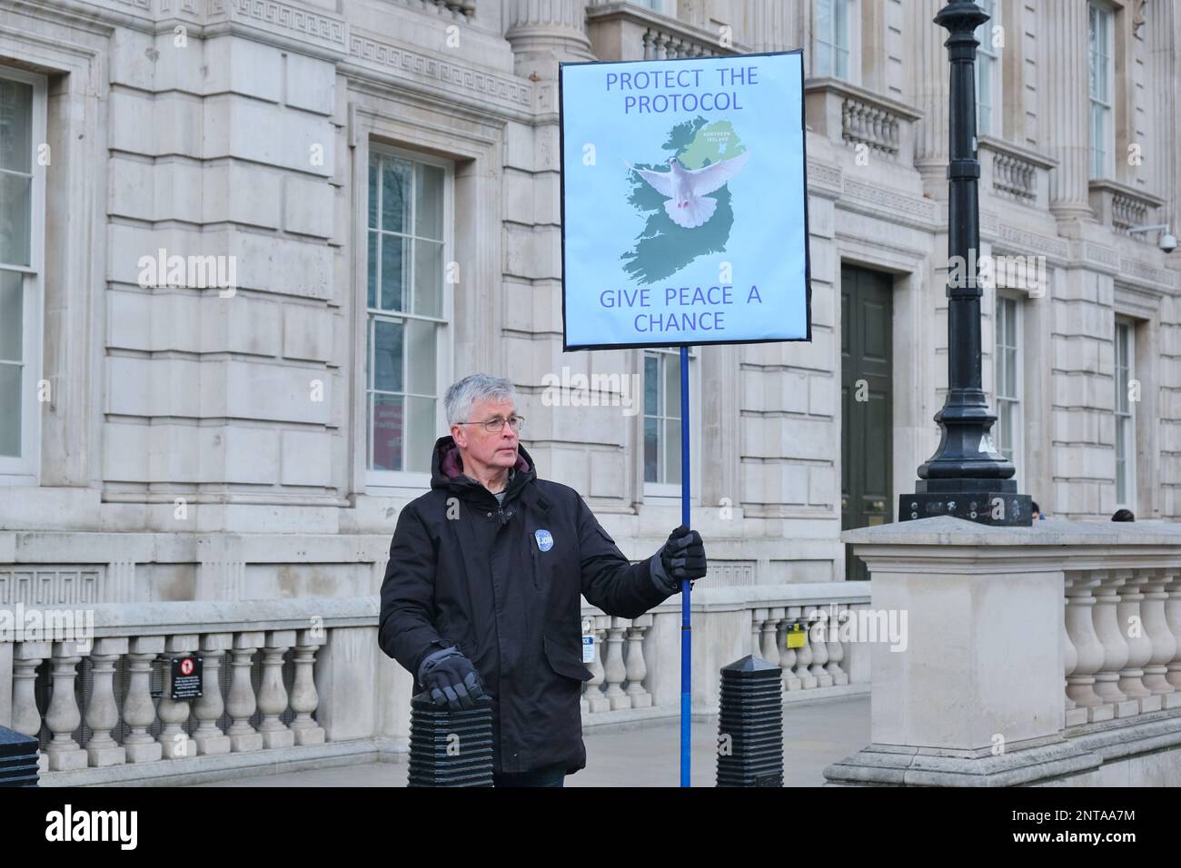 London, Großbritannien. An dem Tag, an dem die Regierung und die EU eine Einigung über das Nordirland-Protokoll erzielen, stehen Demonstranten gegen den Brexit SODEM in Whitehall. Stockfoto