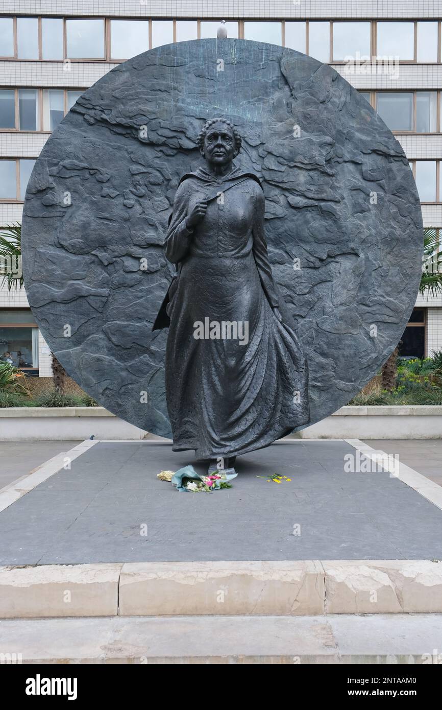 London, Großbritannien. Gedenkstatue für die britisch-jamaikanische Mary Seacole, die während des Krimkriegs pflegte, befindet sich auf dem Gelände des St. Thomas' Hospital. Stockfoto