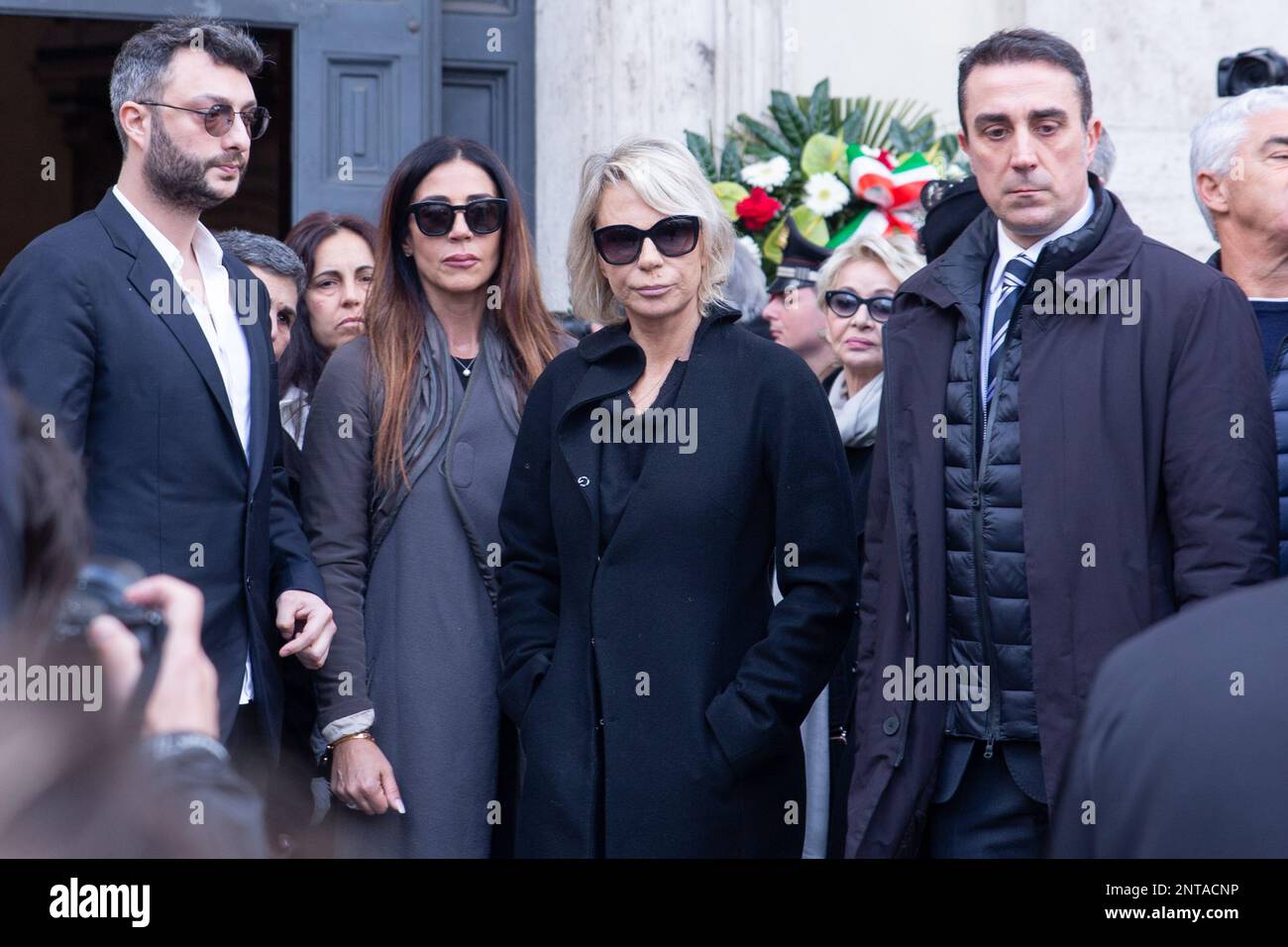 Rom, Italien. 27. Februar 2023. Maria De Filippi und Gabriele Costanzo nach der Beerdigung von Maurizio Costanzo, vor dem Eingang zur Kirche der Künstler in Rom (Foto von Matteo Nardone/Pacific Press). Kredit: Pacific Press Media Production Corp./Alamy Live News Stockfoto