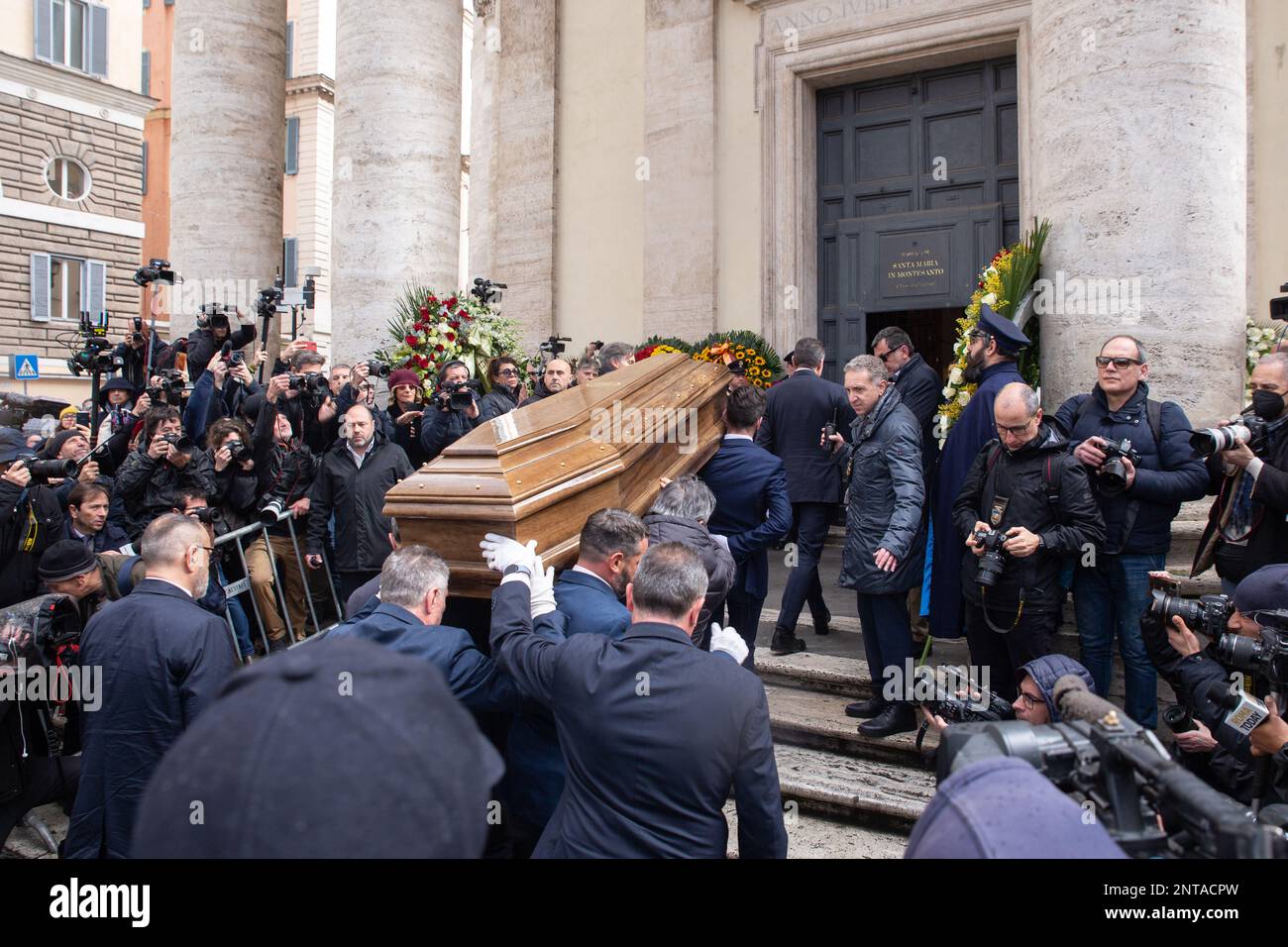 Rom, Italien. 27. Februar 2023. Ankunft des Sarges von Maurizio Costanzo vor dem Eingang zur Kirche der Künstler in Rom (Foto von Matteo Nardone/Pacific Press) Kredit: Pacific Press Production Corp./Alamy Live News Stockfoto