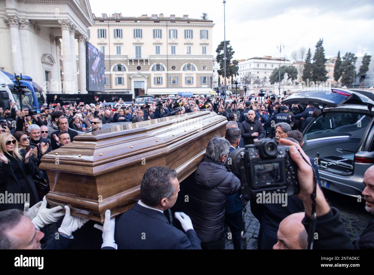 Rom, Italien. 27. Februar 2023. Maurizio Costanzos Sarg verlässt die römische Künstlerkirche (Foto von Matteo Nardone/Pacific Press) Kredit: Pacific Press Media Production Corp./Alamy Live News Stockfoto