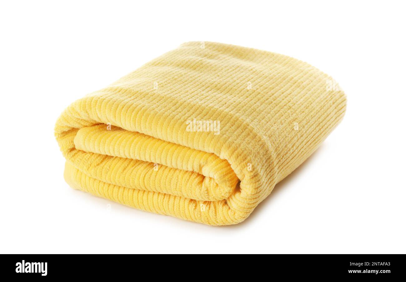 Gefaltetes gelbes Handtuch isoliert auf Weiß. Strandobjekt Stockfoto