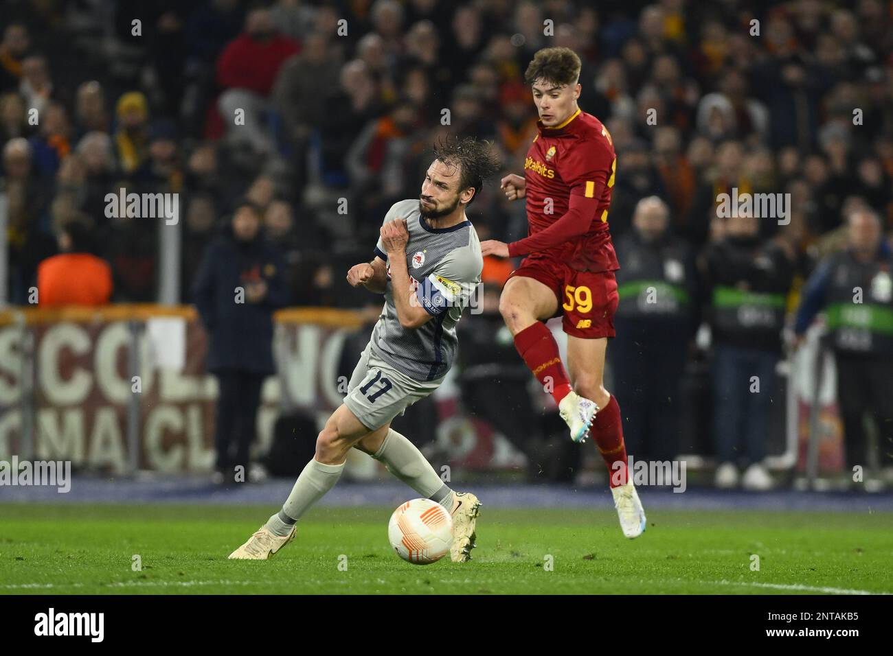 Andreas Ulmer vom FC Salzburg und Nicola Zalewski von A.S. Roma während des UEFA Europa League Play-off, zweite Etappe zwischen A.S. Rom gegen FC Salzburg in Fe Stockfoto