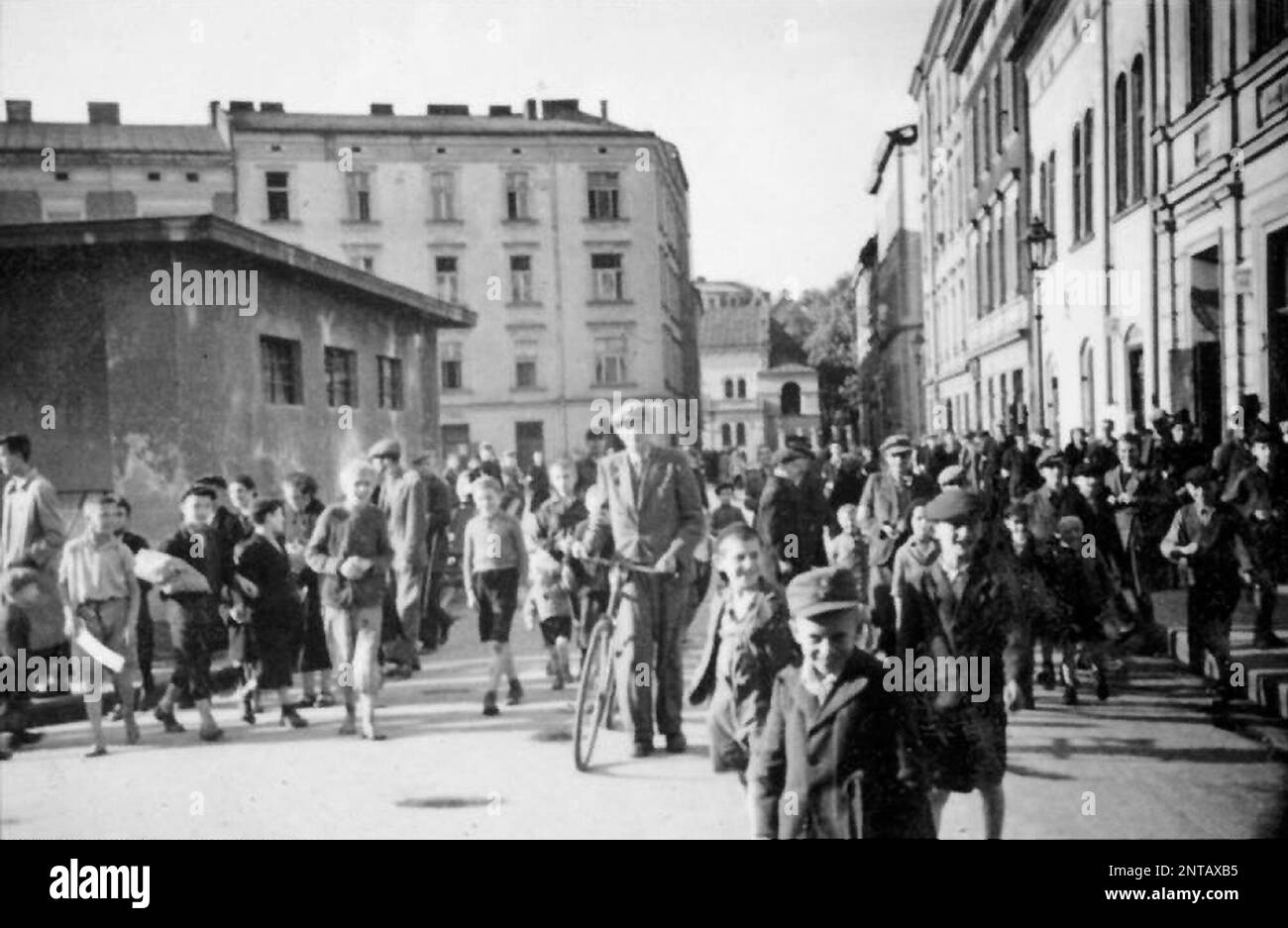 Das Foto zeigt die Estery-Straße im Kraków-Ghetto während der Besetzung Polens durch Nazideutschland im Zweiten Weltkrieg Foto Bundesarchiv Bild 101III-Wisniewski-010-33A Polen, Krakau, Estery, Juden.jpg Stockfoto