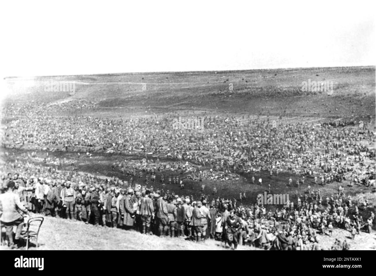 In den ersten Monaten der Operation Barbarossa wurden unzählige saowjetische Kriegsgefangene gefangen genommen. Die Nazis verhungerten systematisch und vernachlässigten russische Kriegsgefangene, als sie slawische Untermenschen galten. Schätzungsweise drei Millionen sowjetische Gefangene starben in Gefangenschaft, viele in provisorischen Lagern wie diesem. Es gibt keine Gebäude oder Unterkünfte irgendwelcher Art und die Männer starben vor dem Verhungern. Foto https://commons.wikimedia.org/w/index.php?curid=117729166 Stockfoto