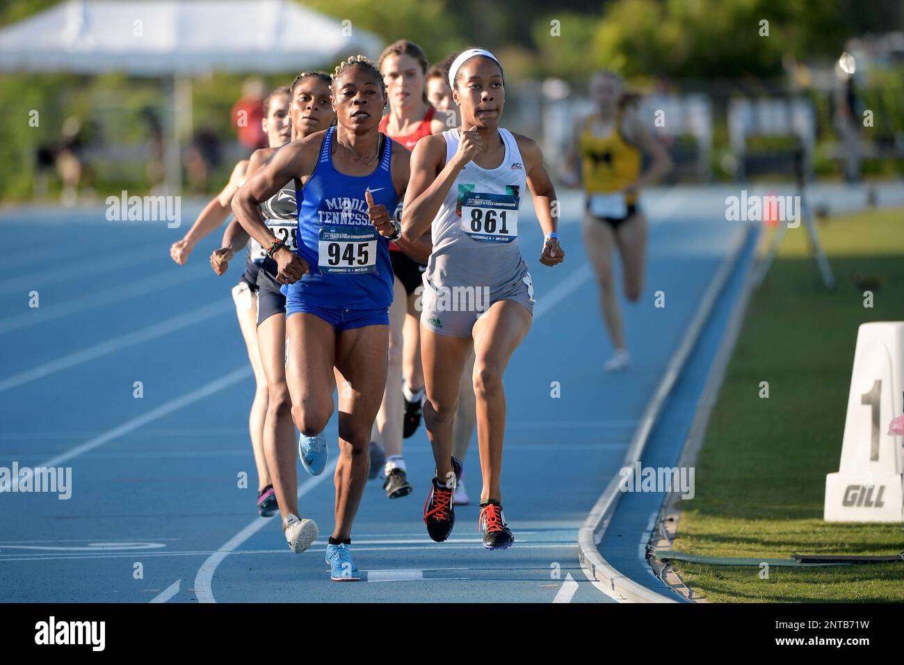 Middle Tennessee State's Abike Egbeniyi (945) and Miami's Kayla Johnson (861) compete in the women's 800-meter run during the East Preliminaries of the NCAA Division I Track & Field Championships Friday, May 24, 2019, in Jacksonville, Fla. (Phelan M. Ebenhack via AP) Stockfoto