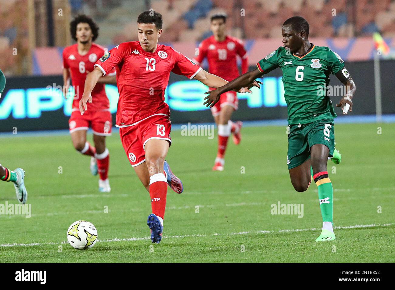 Kairo, Ägypten. 27. Februar 2023. Mohamed Derbali (Front L) aus Tunesien tritt mit Dominic Kanda aus Sambia während des Gruppenspiels C beim 2023 CAF (Confederation of African Football) U-20 Africa Cup of Nations in Kairo, Ägypten, am 27. Februar 2023 in Wettbewerb. Kredit: Ahmed Gomaa/Xinhua/Alamy Live News Stockfoto