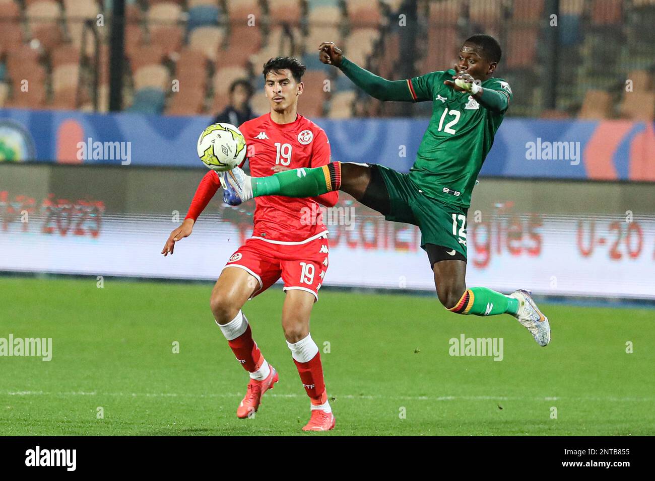 Kairo, Ägypten. 27. Februar 2023. Kingstone Mutandwa (R) aus Sambia tritt während des Gruppe-C-Spiels zwischen Tunesien und Sambia beim 2023 CAF (Confederation of African Football) U-20 Africa Cup of Nations in Kairo, Ägypten, am 27. Februar 2023 an. Kredit: Ahmed Gomaa/Xinhua/Alamy Live News Stockfoto