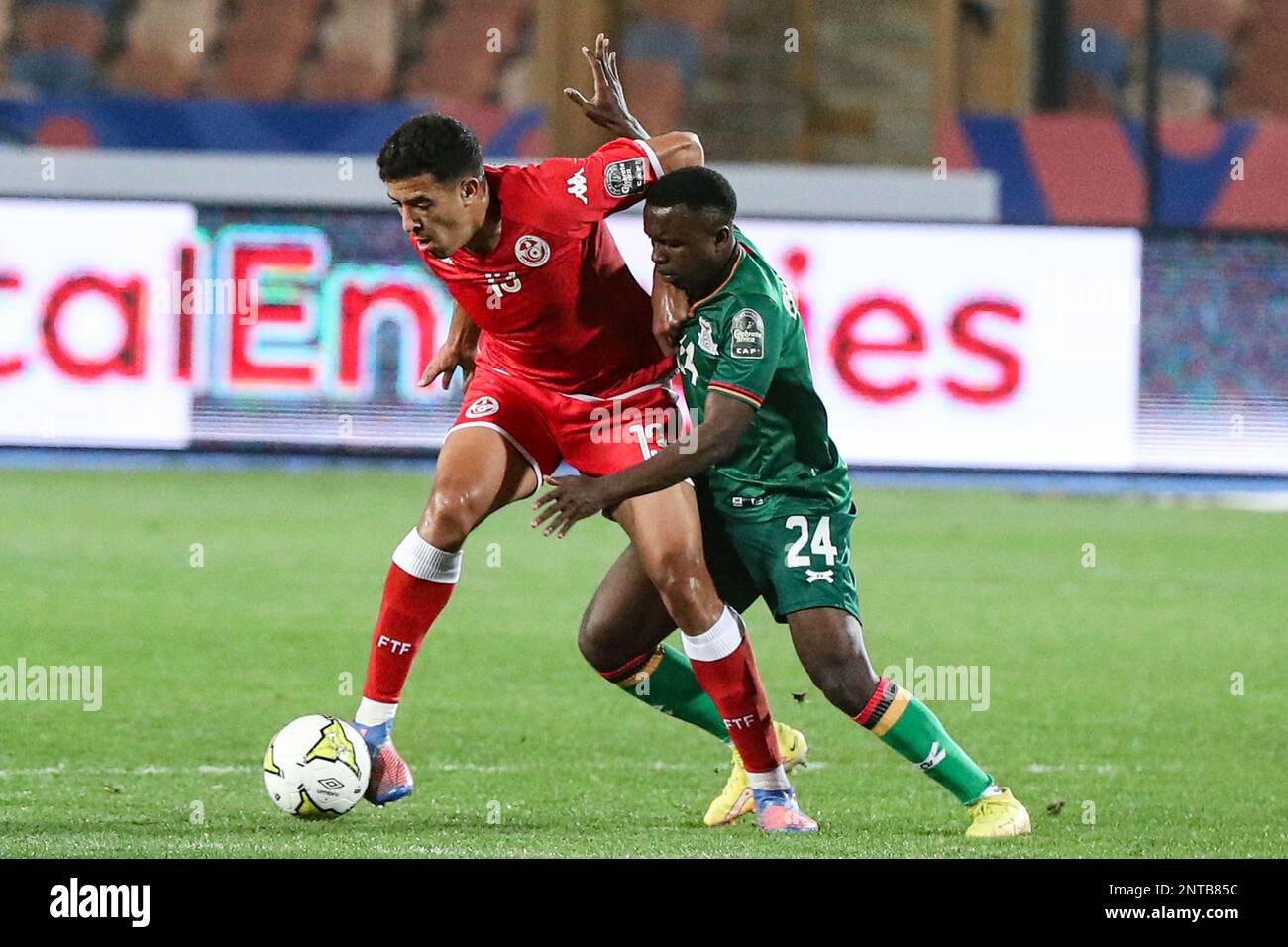 Kairo, Ägypten. 27. Februar 2023. Mohamed Derbali (L) aus Tunesien tritt mit Peter Chikola aus Sambia während des Gruppenspiels C beim 2023 CAF (Confederation of African Football) U-20 Africa Cup of Nations in Kairo, Ägypten, am 27. Februar 2023 an. Kredit: Ahmed Gomaa/Xinhua/Alamy Live News Stockfoto
