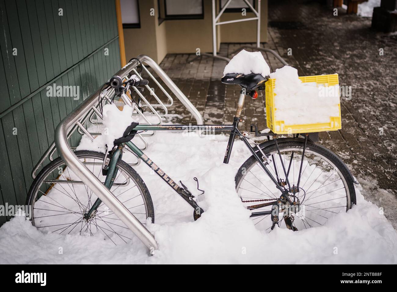 Ein altes Fahrrad, das in einer Schneeverwehung geparkt ist. Whistler BC, Kanada. Stockfoto