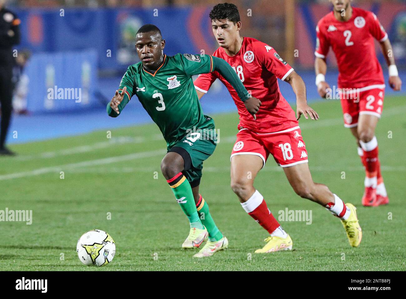 Kairo, Ägypten. 27. Februar 2023. Amon Chulu (Front L) aus Sambia konkurriert mit Mohamed Dhaoui (Front R) aus Tunesien während des Gruppenspiels C beim 2023 CAF (Confederation of African Football) U-20 Africa Cup of Nations in Kairo, Ägypten, 27. Februar 2023. Kredit: Ahmed Gomaa/Xinhua/Alamy Live News Stockfoto