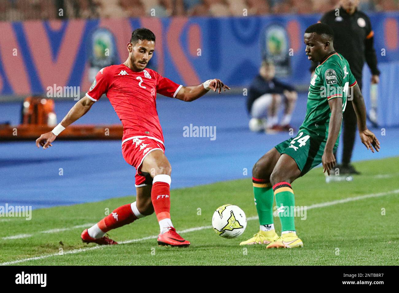 Kairo, Ägypten. 27. Februar 2023. Mahmoud Ghorbel (L) aus Tunesien tritt mit Peter Chikola aus Sambia während des Gruppenspiels C beim 2023 CAF (Confederation of African Football) U-20 Africa Cup of Nations in Kairo, Ägypten, am 27. Februar 2023 an. Kredit: Ahmed Gomaa/Xinhua/Alamy Live News Stockfoto