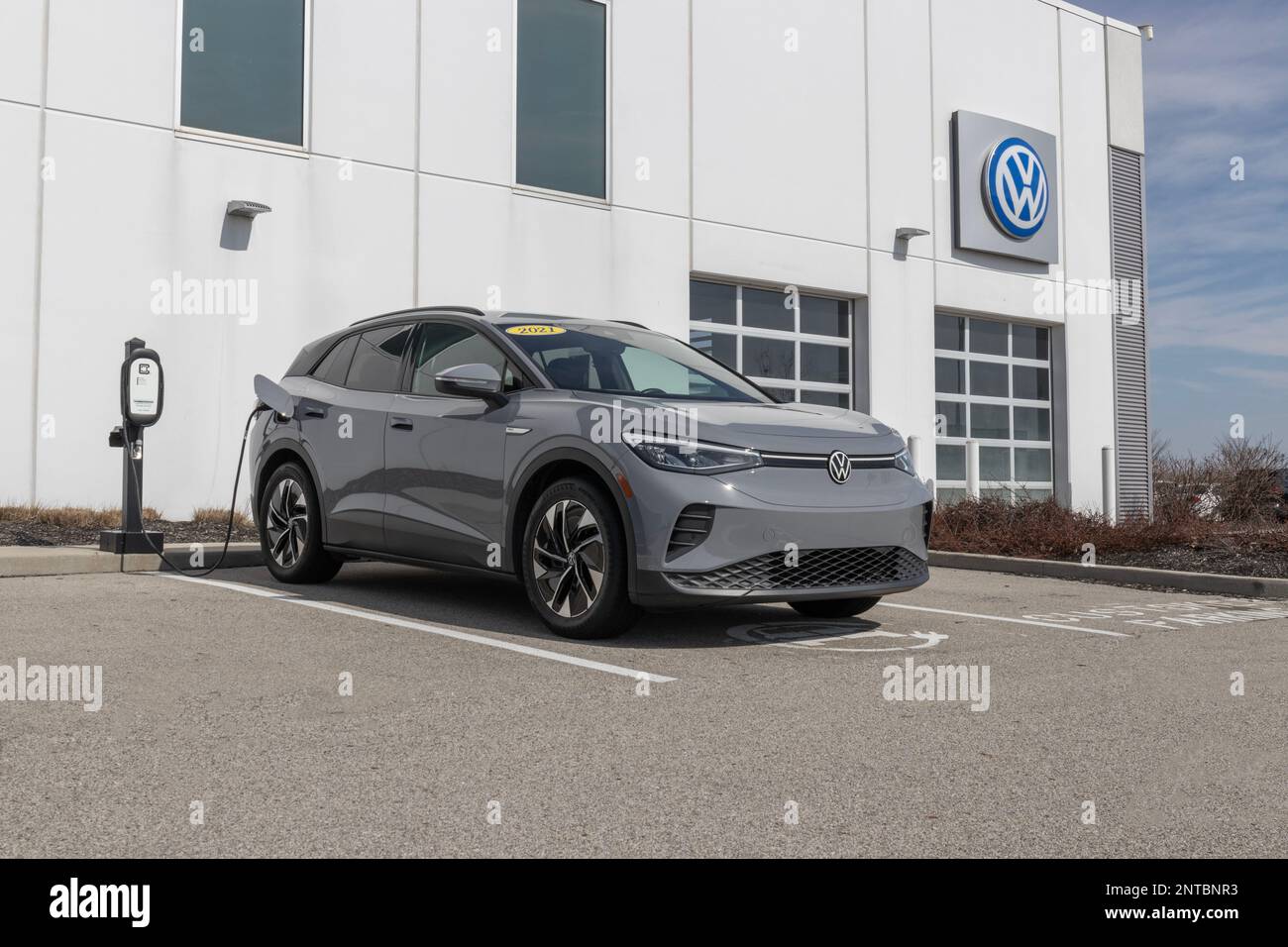 Noblesville - circa Februar 2023: Volkswagen ID.4 SUV Elektrofahrzeug-EV-Display. Mit einem DC-Schnellladegerät kann der Akku in die ID.4 bis 80 %-Kanal gebracht werden Stockfoto