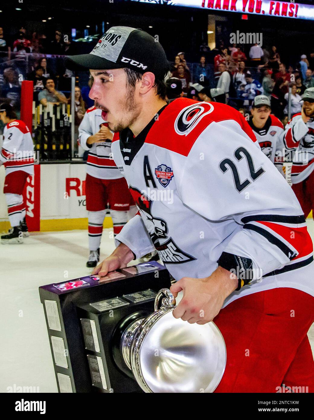 ROSEMONT, IL - JUNE 08: Charlotte Checkers center Andrew Poturalski (22) celebrates after game five of the AHL Calder Cup Finals against the Chicago Wolves on June 8, 2019, at the Allstate Arena in Rosemont, IL. (Photo by Patrick Gorski/Icon Sportswire) (Icon Sportswire via AP Images) Stockfoto