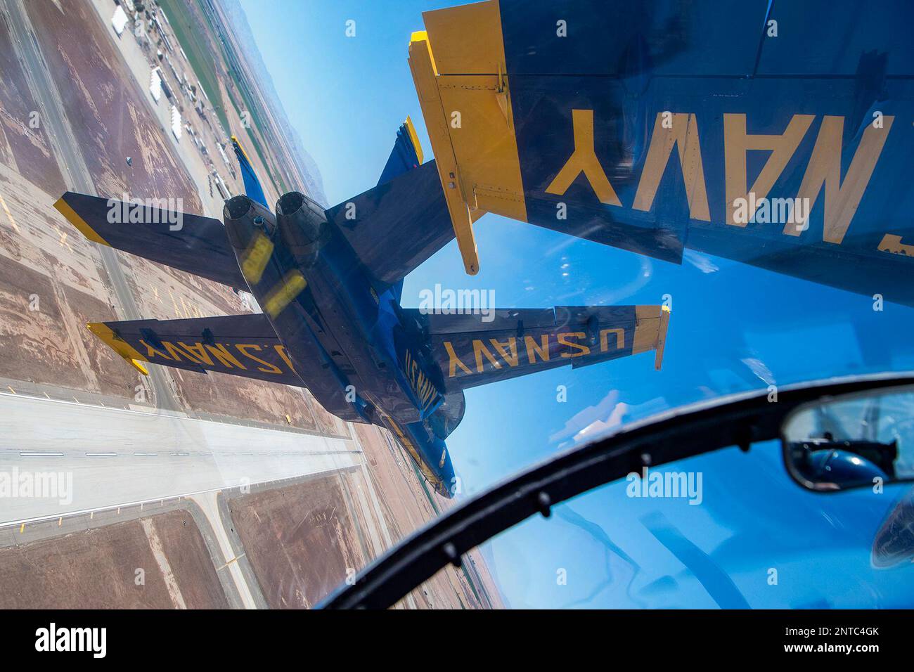 El Centro, Kalifornien, USA. 2. Februar 2023. Die USA Navy Flight Demonstration Squadron, die Blue Angels, Diamond Piloten, fliegen über Naval Air Facility (NAF) El Centro während eines Trainingsflugs. Die Blue Angels führen derzeit Wintertraining in NAF El Centro, Kalifornien, durch, um sich auf die kommende Flugshow 2023 vorzubereiten. Kredit: USA Navy/ZUMA Press Wire Service/ZUMAPRESS.com/Alamy Live News Stockfoto